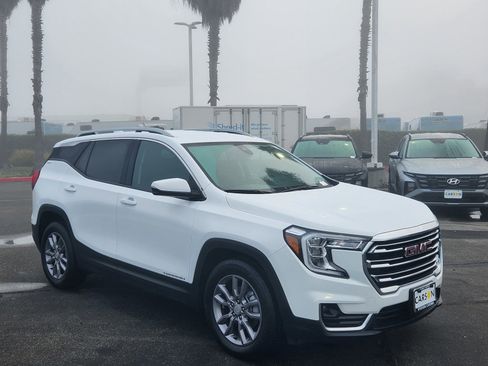 Used 2024 GMC Terrain SLT image 25