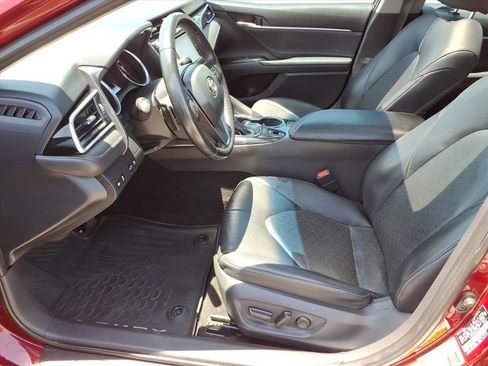 Used 2018 Toyota Camry XSE FWD image 12