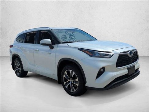 Certified 2020 Toyota Highlander XLE AWD/4WD image 3