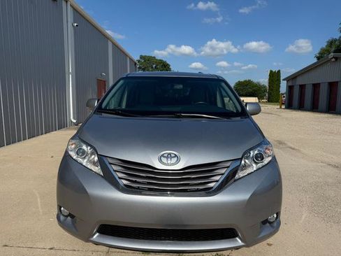 Used 2015 Toyota Sienna XLE FWD image 4