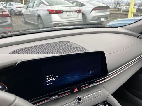 Used 2025 Hyundai Elantra SEL image 18