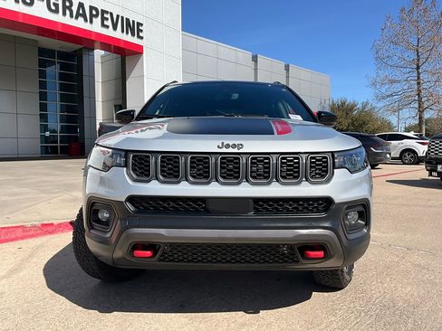 Used 2025 Jeep Compass Trailhawk image 3