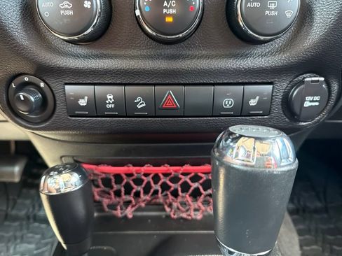 Used 2017 Jeep Wrangler Unlimited Rubicon AWD/4WD image 34