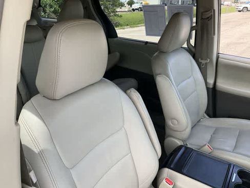 Used 2015 Toyota Sienna LE FWD image 17