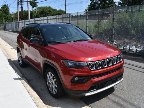 Used 2025 Jeep Compass Limited AWD/4WD image 4