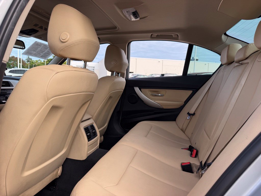 Used 2017 BMW 320i xDrive Sedan AWD/4WD image 35