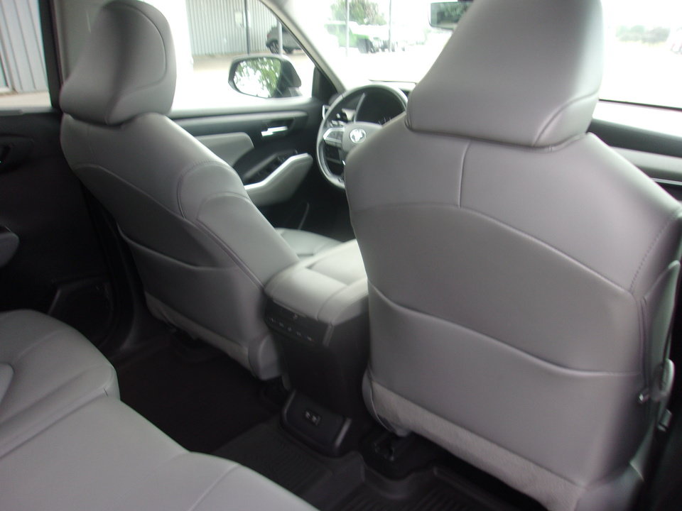 Used 2021 Toyota Highlander XLE AWD/4WD image 16