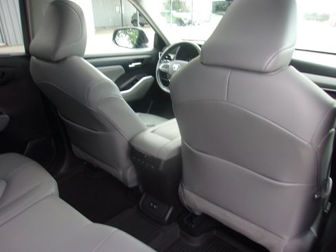 Used 2021 Toyota Highlander XLE AWD/4WD image 16