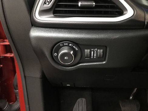 Used 2025 Chrysler Pacifica Select FWD image 18