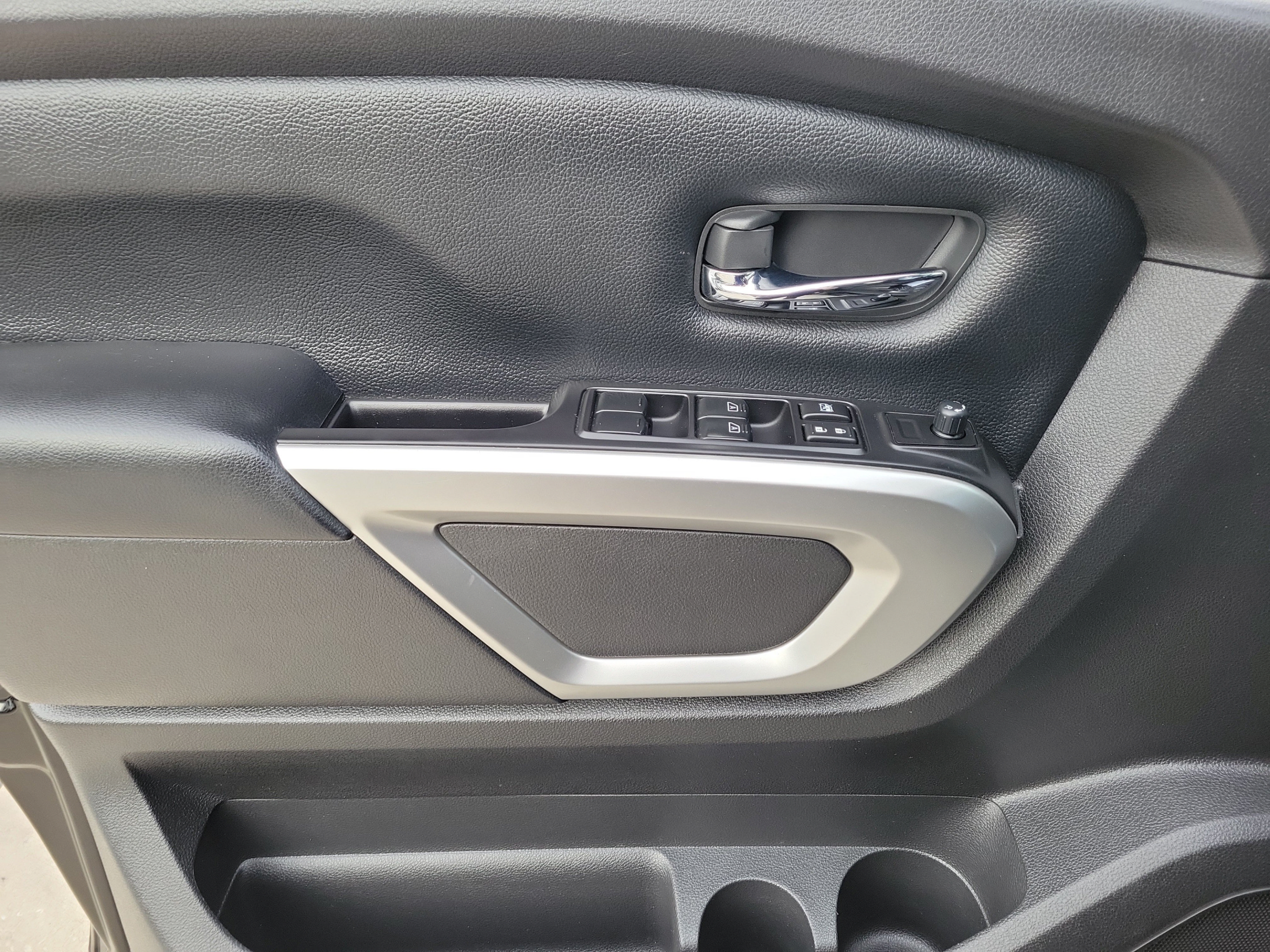 Used 2017 Nissan Titan SV RWD image 17
