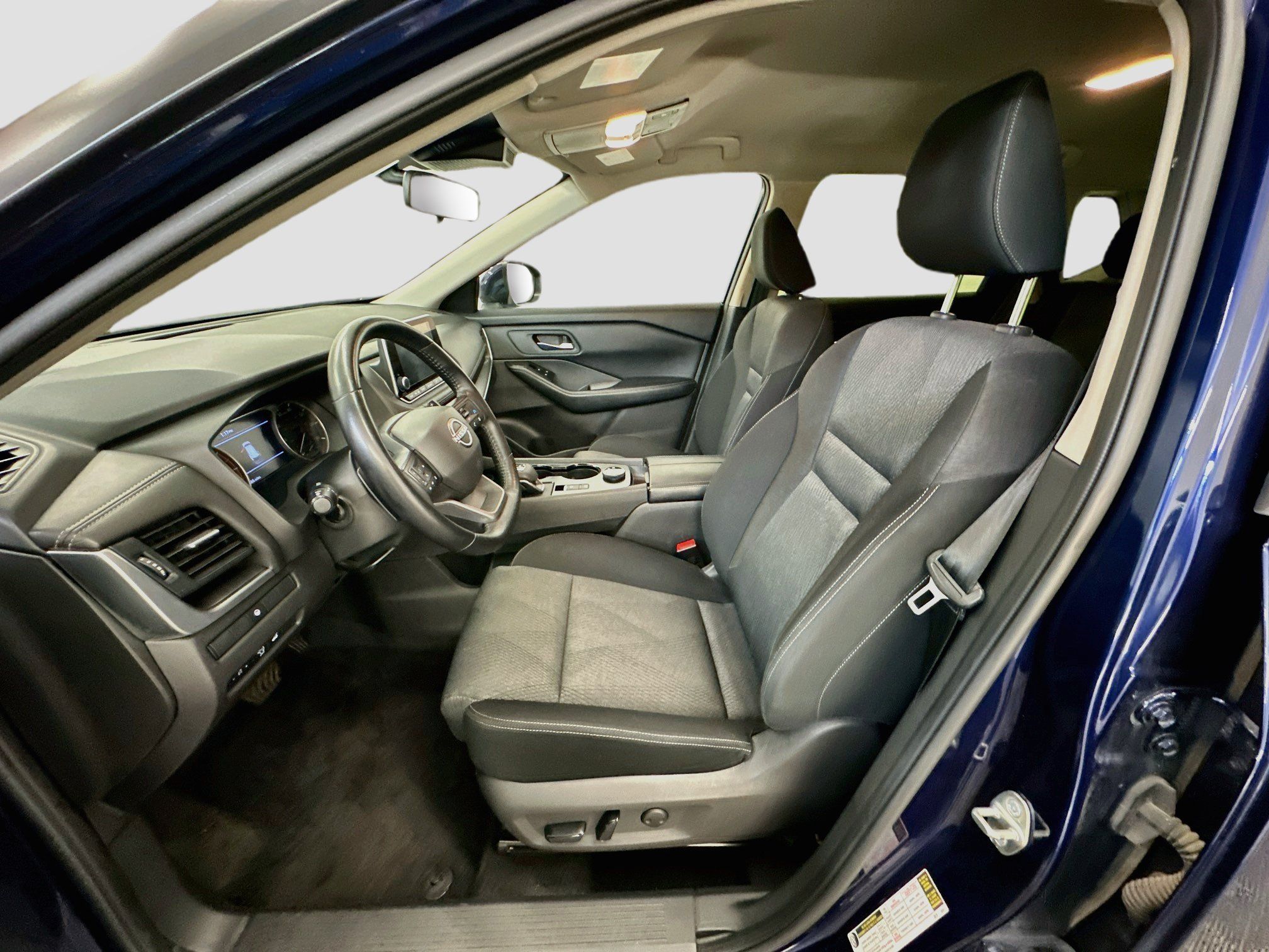 Used 2025 Nissan Rogue SV AWD/4WD image 13