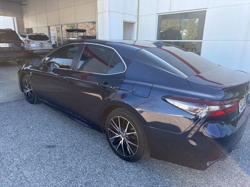Used 2022 Toyota Camry SE image 2