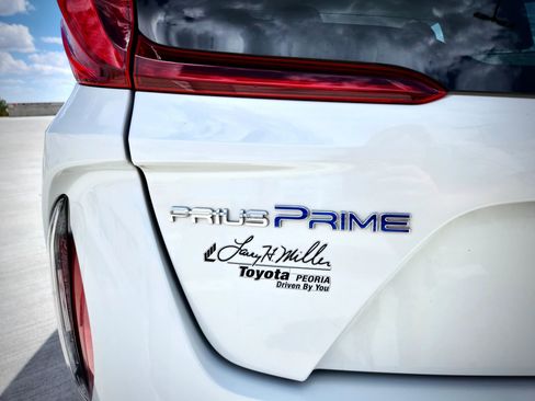 Used 2017 Toyota Prius Prime Advanced w/ Carpet Mat Package FWD image 9