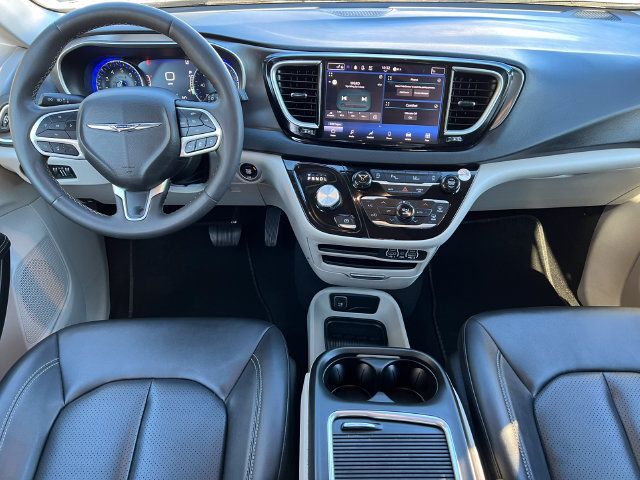 Used 2024 Chrysler Pacifica Touring-L FWD image 2