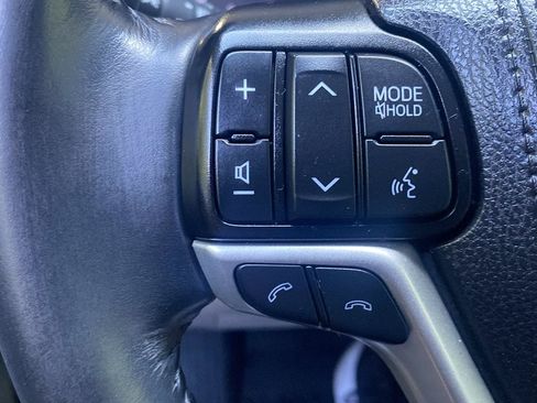 Used 2019 Toyota Highlander XLE AWD/4WD image 14