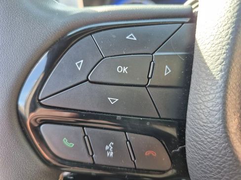 Used 2025 Chrysler Pacifica Limited image 21