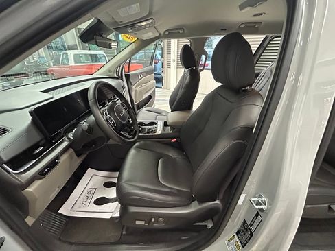 Used 2025 Kia Carnival EX FWD image 57