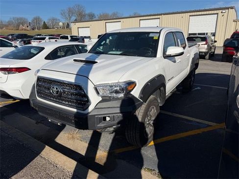 Used 2016 Toyota Tacoma TRD Sport image 1