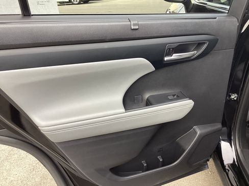 Certified 2023 Toyota Highlander XLE image 24