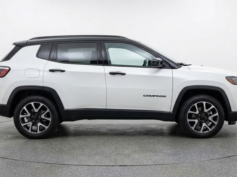 Used 2025 Jeep Compass Trailhawk image 11
