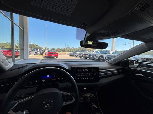 Used 2025 Volkswagen Jetta SE image 37