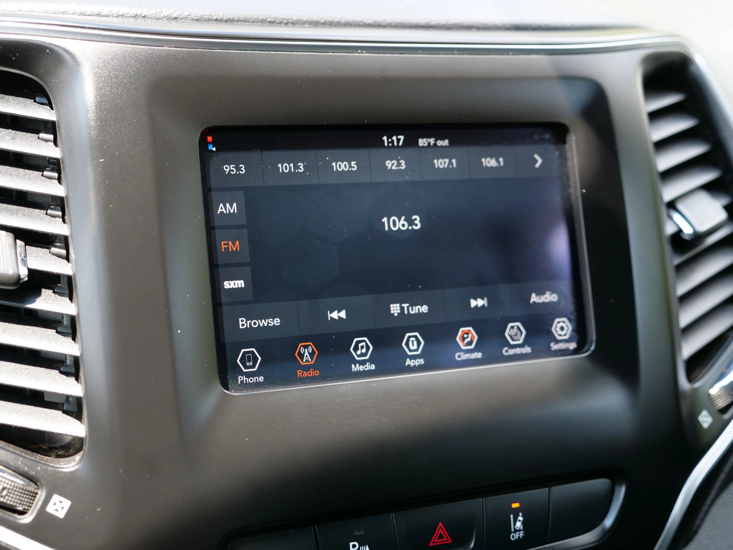 Used 2021 Jeep Cherokee Latitude Plus w/ Mopar Interior Package AWD/4WD image 17