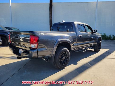 Used 2017 Toyota Tacoma TRD Sport image 4