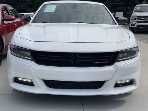 Used 2017 Dodge Charger SXT RWD image 3