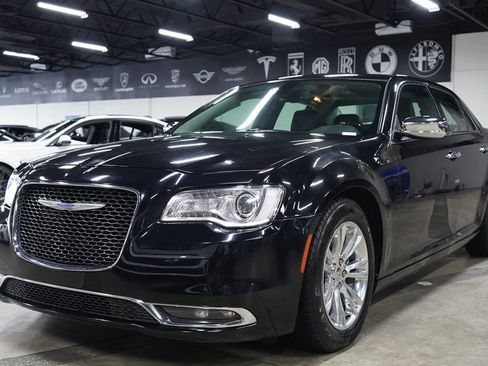 Used 2017 Chrysler 300 C RWD image 1