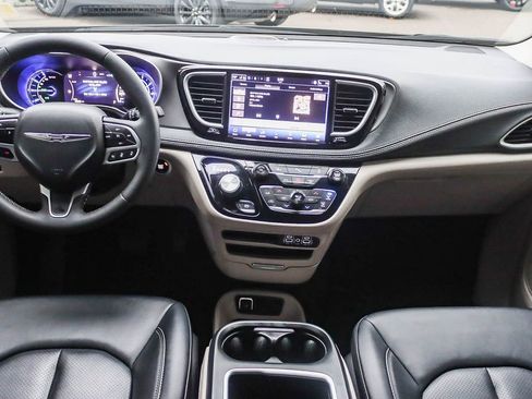 Used 2024 Chrysler Pacifica Select image 18