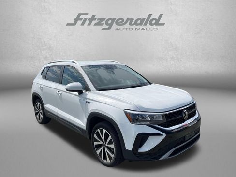 Used 2024 Volkswagen Taos SE FWD image 1