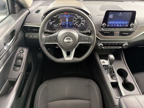 Used 2025 Nissan Altima 2.5 SV FWD image 27