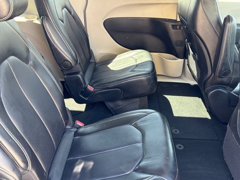 Used 2024 Chrysler Pacifica Touring-L FWD image 29