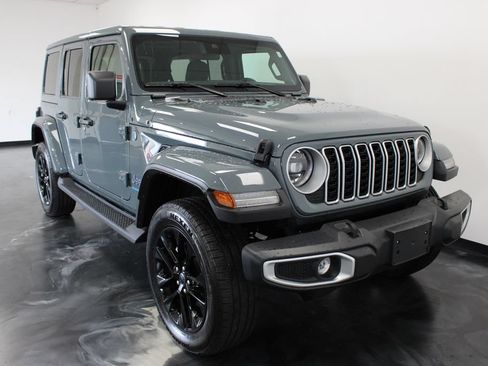 Used 2025 Jeep Wrangler Unlimited Sahara AWD/4WD image 29