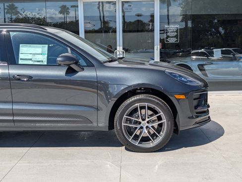 Certified 2025 Porsche Macan image 11