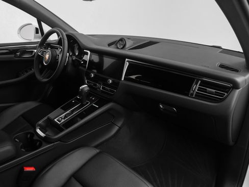 Used 2025 Porsche Macan image 22