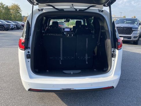New 2026 Chrysler Pacifica Select image 7