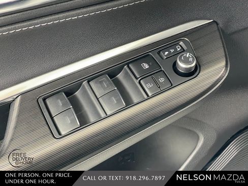 Used 2023 Toyota Venza XLE image 19