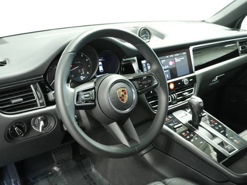 Used 2025 Porsche Macan image 4