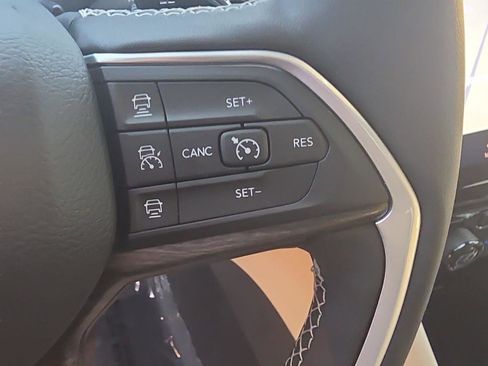 Used 2024 Jeep Grand Cherokee Limited w/ Luxury Tech Group II image 22