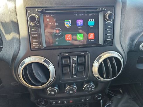 Used 2017 Jeep Wrangler Unlimited Sahara w/ Connectivity Group AWD/4WD image 18