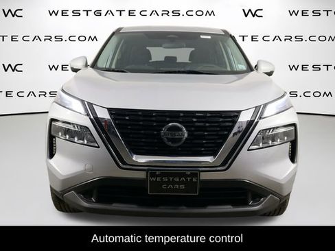 Used 2021 Nissan Rogue SV image 2