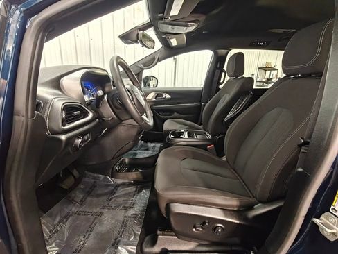 Used 2024 Chrysler Pacifica Touring FWD image 25