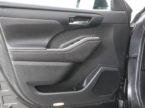Used 2020 Toyota Highlander XLE AWD/4WD image 20