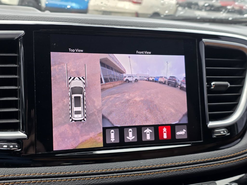 Used 2022 Chrysler Pacifica Pinnacle FWD image 23