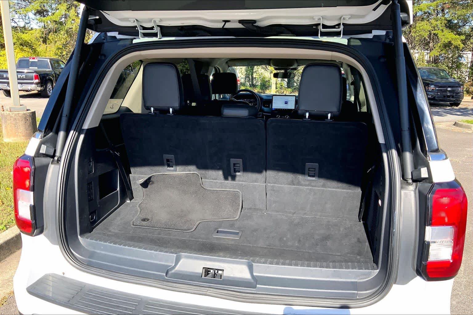 Used 2024 Ford Expedition XLT AWD/4WD image 32