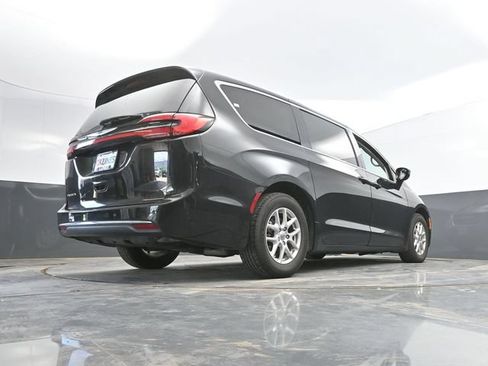Used 2024 Chrysler Pacifica Touring-L FWD image 43
