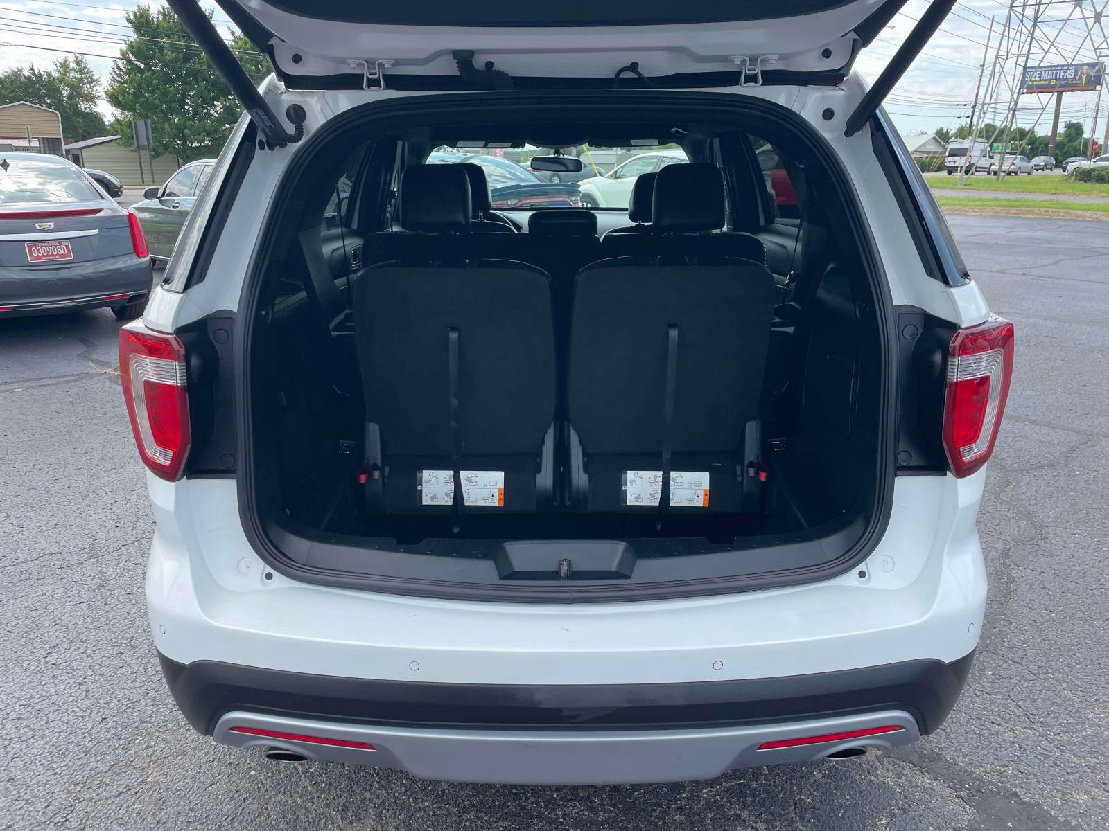 Used 2017 Ford Explorer XLT w/ Equipment Group 202A AWD/4WD image 6