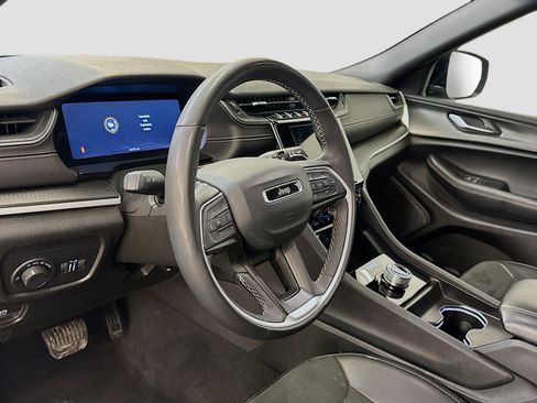 Used 2025 Jeep Grand Cherokee Altitude image 18