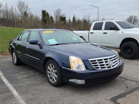 Used 2009 Cadillac DTS w/ Trunk Convenience Package image 2